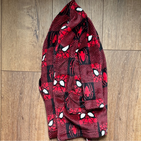 Kids Red Spider-Themed Robe - Picture 4 of 4